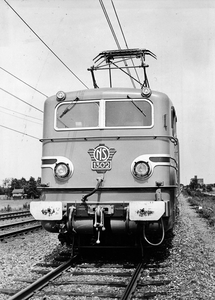 151552 Afbeelding van de electrische locomotief nr. 1302 (serie 1300) van de N.S. te Stroe.